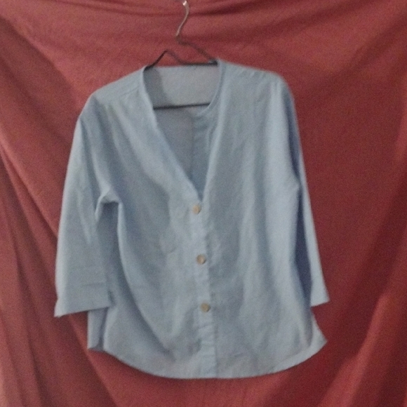 Stylish Light Blue Button-Up Shirt with Three-Quarter Sleeves – Size L - Picture 2 of 3